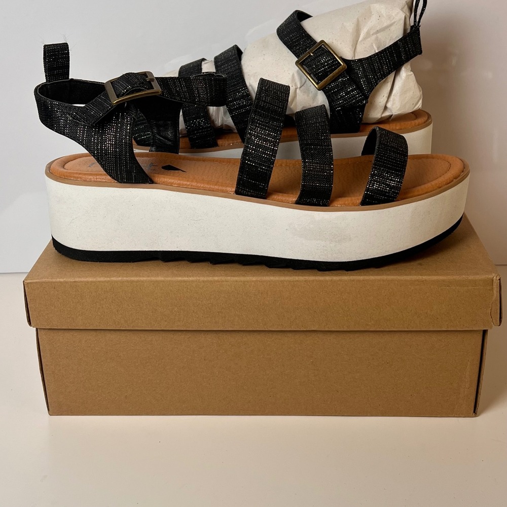 Nest Kauai Platform‎ Sandals Black Strappy Buckle Detail Women's Shoes